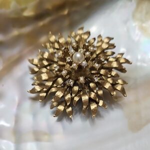 Vtg Elegant Gold Floral Brooch with Pearl Accent